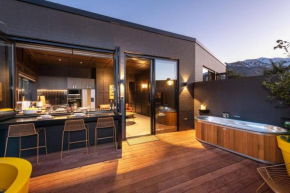 Yellow Pots Apartment B, Luxurious Outdoor Bath